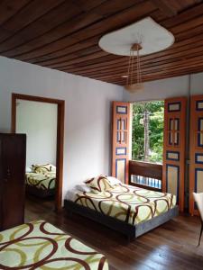 Tempat tidur dalam kamar di HOSTAL CASA VICTORIA PIJAO