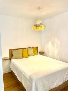 een slaapkamer met een groot bed met gele kussens bij Apartamento Cervantes céntrico con garaje in Gijón