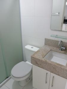 uma casa de banho com um WC branco e um lavatório. em Flat São Paulo - Expo Center , Anhembi, Rodov Tietê em São Paulo