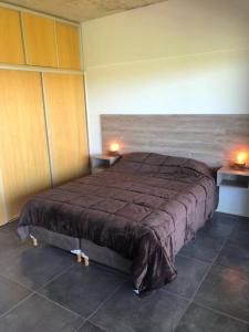 1 dormitorio con 1 cama grande en una habitación en Inigualable vista en Los Molinos in 