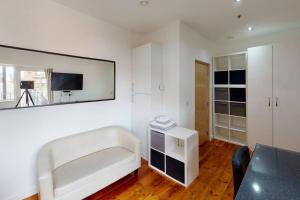 TV a/nebo společenská místnost v ubytování Quiet but Central Studio 409