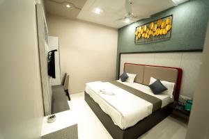 a bedroom with a bed and a television in it at HOTEL PARK VIEW VILLA in Jodhpur
