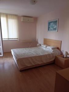 - une chambre avec un grand lit et 2 fenêtres dans l'établissement Magical apartment in Marina view Fort beach, à Sveti Vlas