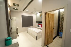 Cette petite chambre comprend un lit et une télévision. dans l'établissement HOTEL PARK VIEW VILLA, à Jodhpur