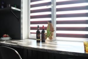 キシナウにあるAna's Apartmentの窓辺にワイン2本