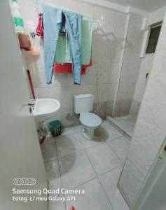 uma casa de banho com um WC, um lavatório e um chuveiro em Apt só para Carnaval no mês de fevereiro do 10 até 14 só temporada no Recife