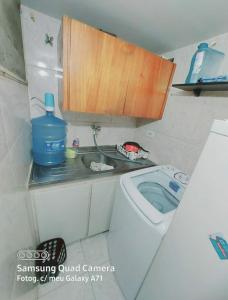 uma pequena casa de banho com lavatório e WC em Apt só para Carnaval no mês de fevereiro do 10 até 14 só temporada no Recife