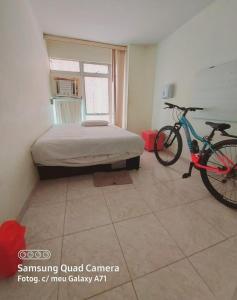um quarto com uma cama e uma bicicleta num quarto em Apt só para Carnaval no mês de fevereiro do 10 até 14 só temporada no Recife