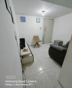 uma sala de estar com um sofá e uma mesa em Apt só para Carnaval no mês de fevereiro do 10 até 14 só temporada no Recife