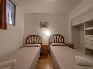 two beds sitting next to each other in a room at Rentalmar Sol de España - Mas d'en Gran in Cambrils