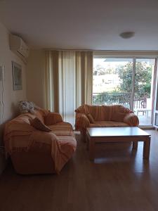 - un salon avec un canapé et une table basse dans l'établissement Magical apartment in Marina view Fort beach, à Sveti Vlas