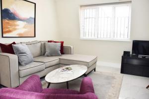 sala de estar con sofá y mesa en Luxury Harley Street Apartments, en Londres