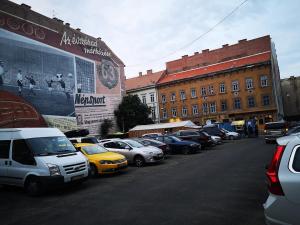 uma fila de carros estacionados num parque de estacionamento em Gatsby Luxury Suite By Bobo em Budapeste
