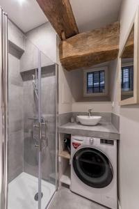 W łazience znajduje się pralka i umywalka. w obiekcie Le Saint-Georges w mieście Lyon