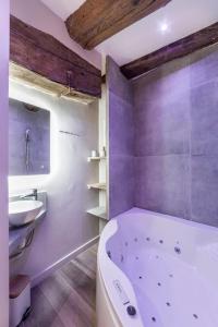 uma casa de banho com uma banheira e um lavatório em Le Saint-Georges em Lyon