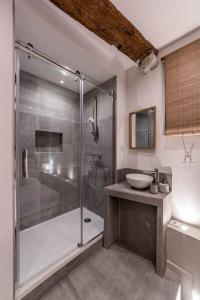 ein Bad mit einer Dusche und einem Waschbecken in der Unterkunft Le Saint-Georges in Lyon