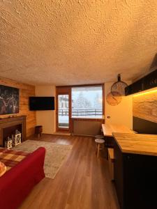 ein Wohnzimmer mit einem Sofa und einem Tisch in der Unterkunft Home Sauze d Oulx in Sauze d'Oulx