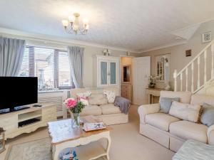 sala de estar con muebles blancos y TV de pantalla plana en 3 Bed in Dereham 87159 en East Dereham