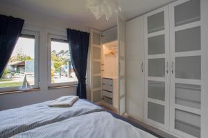 Schlafzimmer mit einem Bett und einem Fenster in der Unterkunft Ferienhaus Heideland Winsen Aller in Meißendorf