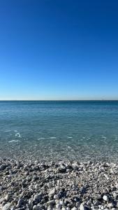 una spiaggia rocciosa con l'oceano sullo sfondo di Il Faro beach house a Marina di Pisa