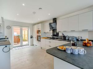 Η κουζίνα ή μικρή κουζίνα στο 4 Bed in Whitley Bay 87186