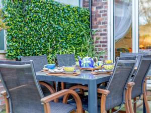 un tavolo blu con sedie e un set per la preparazione del tè sopra di 3 Bed in Rowlands Gill 86802 a Stanley