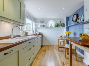 Φωτογραφία από το άλμπουμ του 4 Bed in West Bay 86538 σε Bridport +64 φωτογραφίες