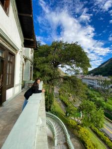 una mujer sentada en la cornisa de un edificio en Pousada Casa Imperatriz - Rua Teresa, en Petrópolis