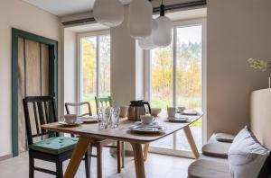 Lüder的住宿－Ferienwohnungen in Wald und Flur - Wohnung Wald，一间带木桌和椅子的用餐室