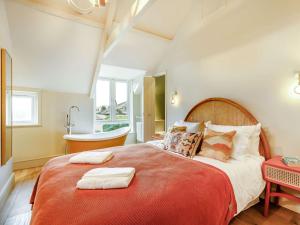 查米斯的住宿－1 Bed in Charmouth 87528，一间卧室设有一张大床和一个浴缸