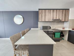 cocina con mesa y sillas en una habitación en Penzance - Beach Accommodation, en Durban