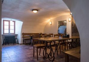 uma sala de jantar com mesas e cadeiras de madeira em Pension Adalbert em Český Krumlov