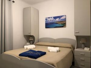 ランペドゥーザにあるカーゼ ヴァカンセ イェリマーのベッドルーム1室(ベッド2台、タオル付)