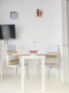 ロス・クリスティアーノスにあるPorto Royaleの白いテーブル(椅子2脚付)