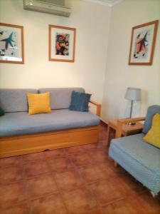 uma sala de estar com um sofá e duas cadeiras em Apartamento Alagoa Azul em Altura