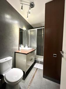 een badkamer met een toilet, een wastafel en een douche bij L'ATHOS - Appartement équipé - Entre Paris et Versailles - Haut débit in Garches