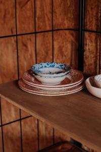 a table with plates and bowls on top of it at Trekkershut De Tulpenweide in Breezand