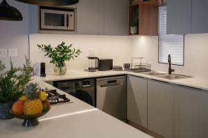 ダーバンにある180° Luxury Ocean Suites - #301のキッチン(カウンターにフルーツを入れた器付)