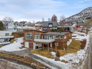 an aerial view of a house in a city at Fantastisk utsikt, nært sentrum in Tromsø