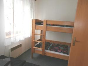 um quarto com 2 beliches e uma janela em Apartmány Family em Rokytnice nad Jizerou