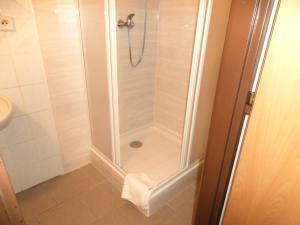 um chuveiro com uma porta de vidro na casa de banho em Apartmány Family em Rokytnice nad Jizerou