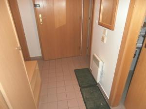 baño pequeño con puerta y suelo de baldosa en Apartmány Family, en Rokytnice nad Jizerou