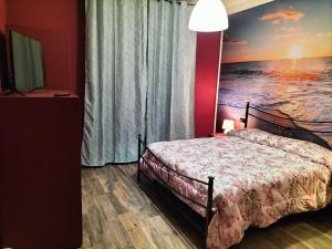 Un pat sau paturi într-o cameră la SWEET HOME alternativo all'appartamento