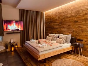 1 dormitorio con 1 cama y TV en la pared en Golden Key Apartments en Liberec