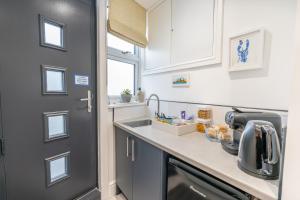 Kuchyň nebo kuchyňský kout v ubytování Porthleven B and B