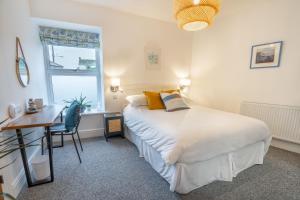 Postel nebo postele na pokoji v ubytování Porthleven B and B