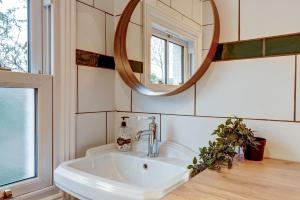 a bathroom with a sink and a mirror at Henley Street Townhouse in Oxford