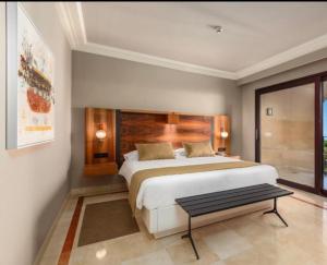 מיטה או מיטות בחדר ב-Hanza Tower 2BDR with Sauna & Jacuzzi & Pool