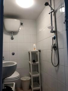 y baño con ducha, aseo y lavamanos. en PeterPan, en Torre del Greco