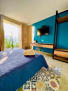 um quarto com uma parede azul, uma cama e uma secretária. em Megacasa para 14 personas em Ica
